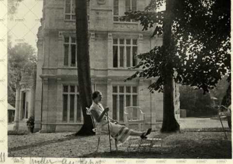 Château de Beauregard - femme assise au jardin